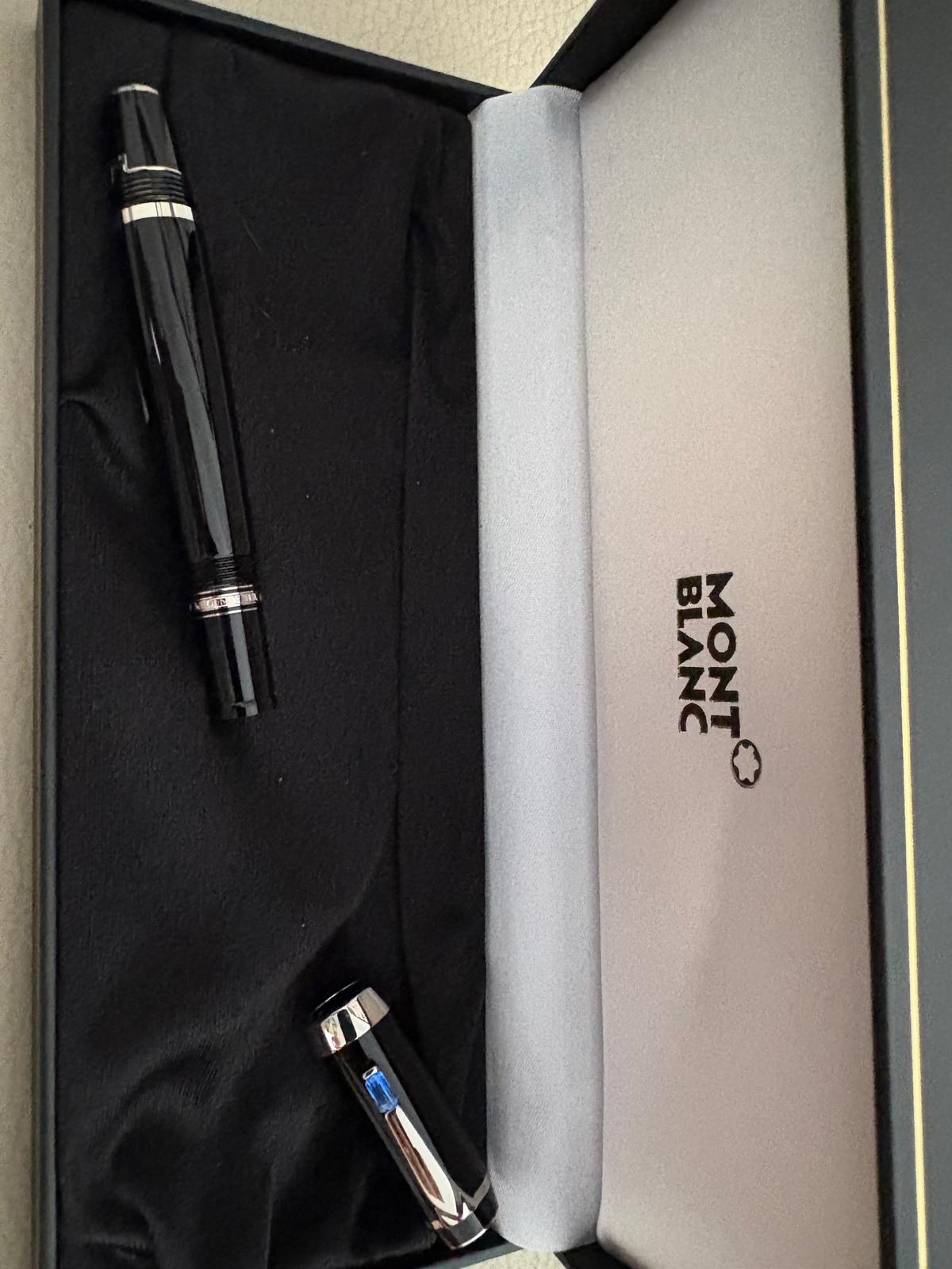 Montblanc Bohème Bleu Midsize fountain pen opened in its presentation box